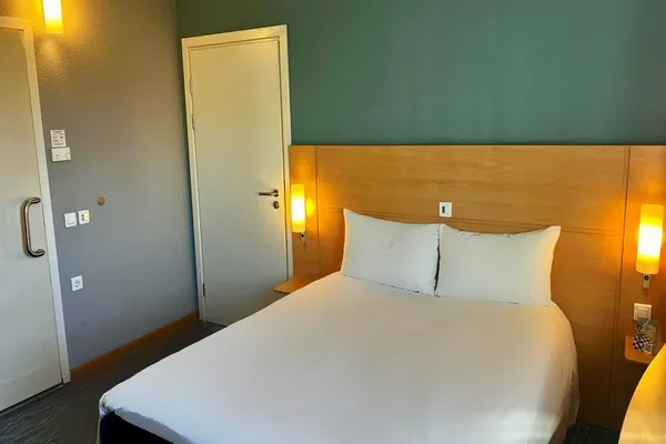 Делюкс с 2 кроватями «Queen size» — спальня